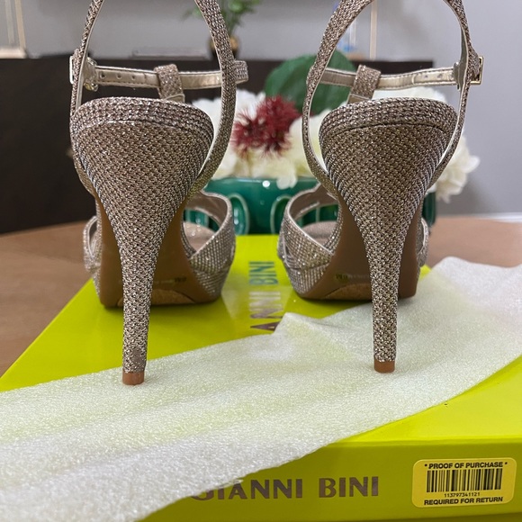 Gold heels - Picture 3 of 7